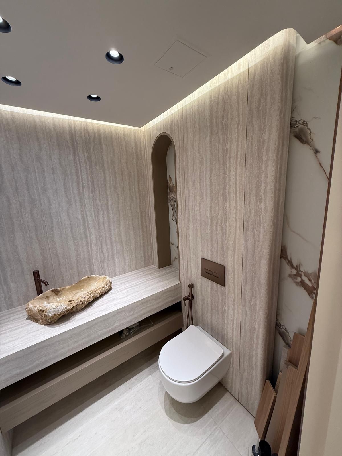 Arched niche, stone basin and wall-hung WC